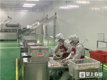 食品生產線是啥樣 昆明市場監(jiān)管部門帶市民實地 探廠